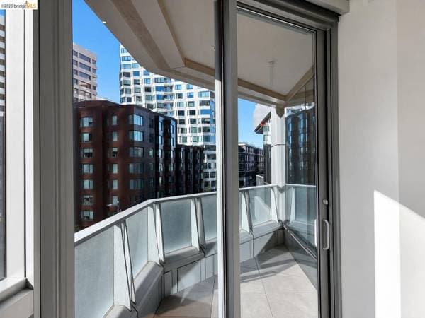 1BR/2BA Condo on Main Street · San Francisco photo 2