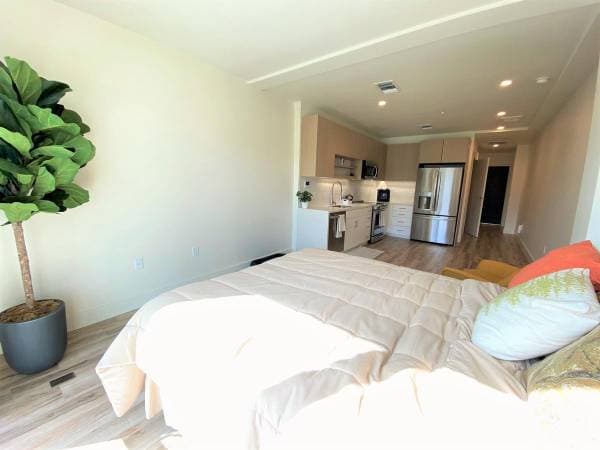 0BR/1BA Apartment on Telegraph Ave. · Oakland photo 2