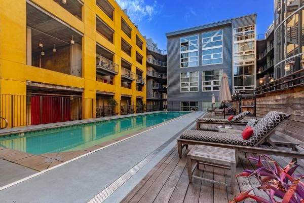 2BR/2BA Loft · Oakland photo 5