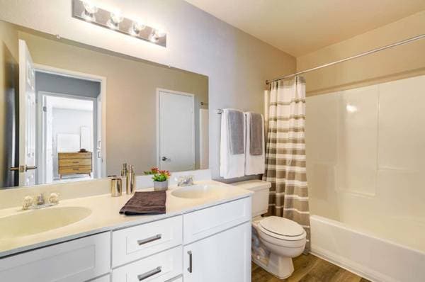 2BR/1BA Apartment on Lakeville Cir · Petaluma photo 4
