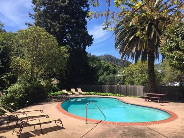 2BR/1BA Apartment · Ross photo 1