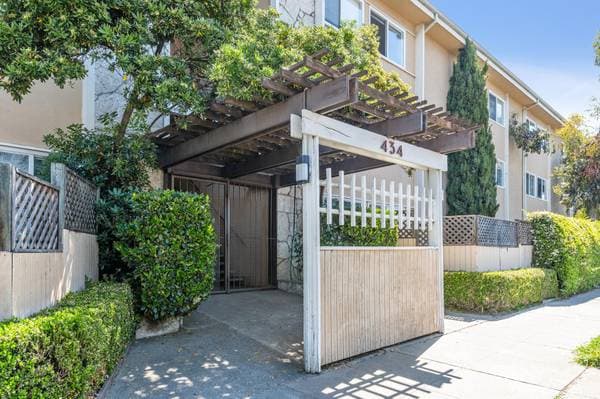 1BR/1BA Apartment on E17th. St · Oakland photo 1