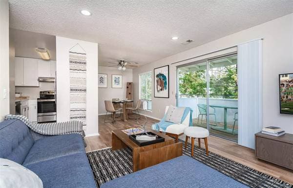 2BR/1BA Apartment on Lakeville Cir · Petaluma photo 2