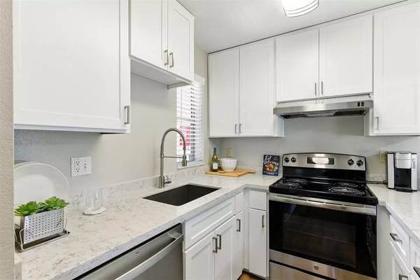 2BR/1BA Apartment on Lakeville Cir · Petaluma photo 2
