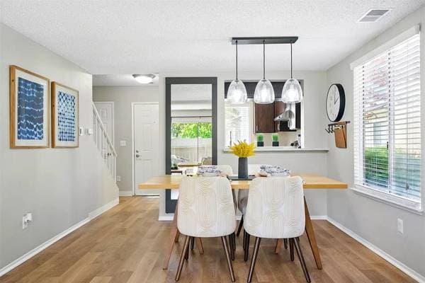 2BR/1BA Apartment on Lakeville Cir · Petaluma photo 4