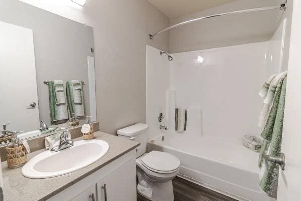 2BR/1BA Apartment on Pine Street · Martinez photo 2