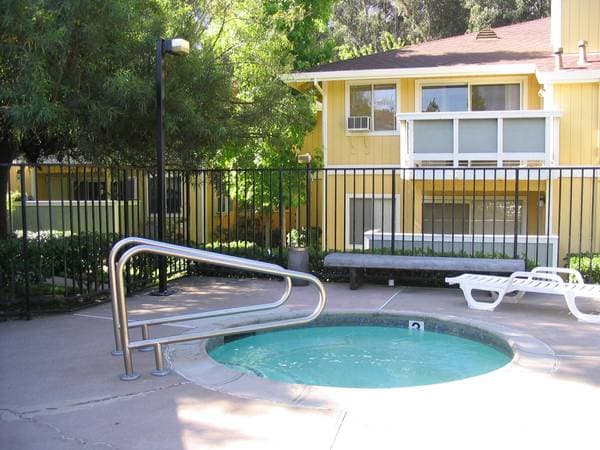 1BR/1BA Apartment on Redwood Parkway · Vallejo photo 4