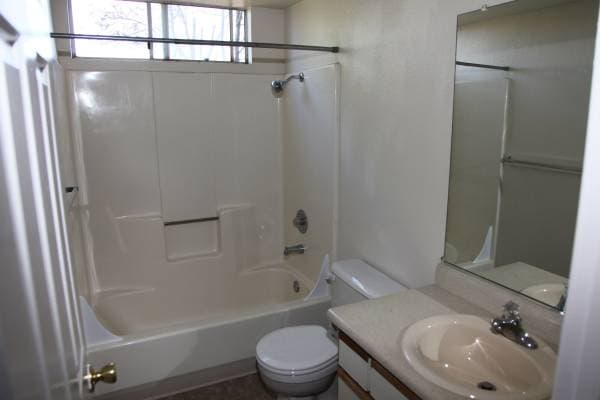 1BR/1BA Apartment on Redwood Parkway · Vallejo photo 5