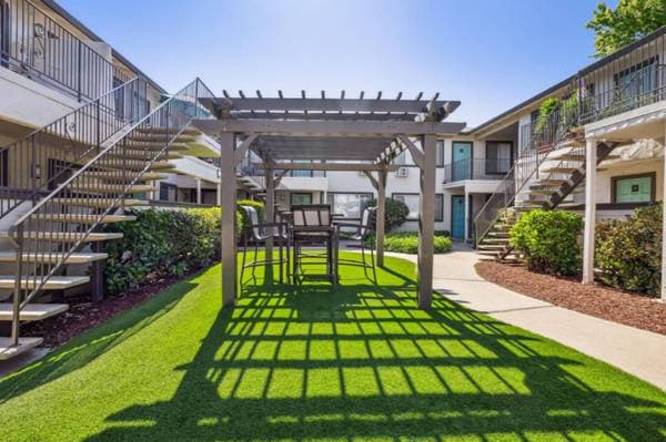 0BR/1BA Apartment on Hollis Avenue · Campbell photo 5