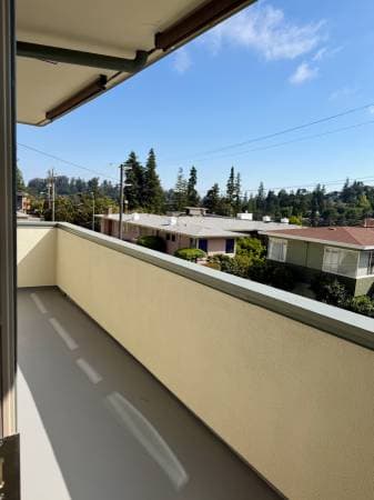2BR/1BA Apartment · Oakland photo 2