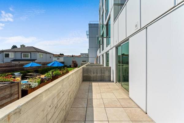 1BR/1BA Apartment on Telegraph Ave. · Oakland photo 2