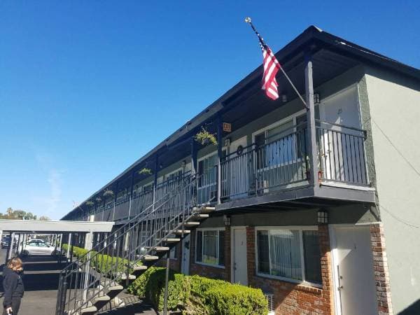 1BR/1BA Apartment on Monument Blvd · Concord photo 1