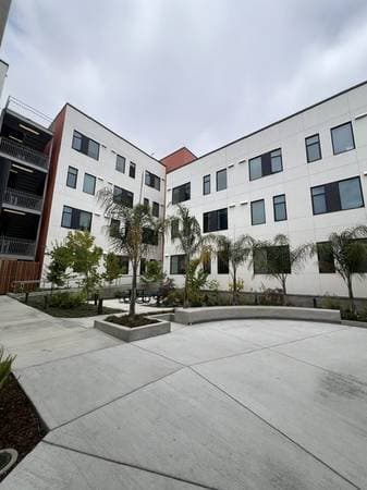 0BR/1BA Apartment · Oakland photo 3