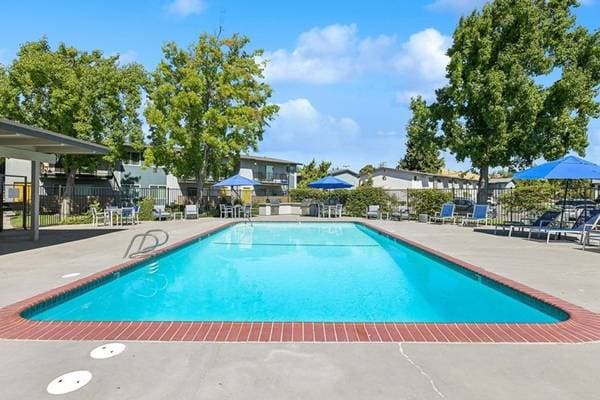 2BR/1BA Apartment · Fairfield photo 4