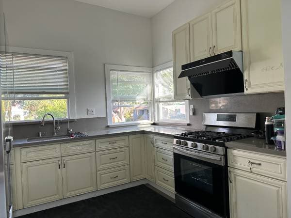 2BR/2BA Apartment on High Street · Oakland photo 5