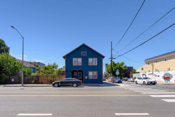 3BR/1BA Apartment · Oakland photo 1