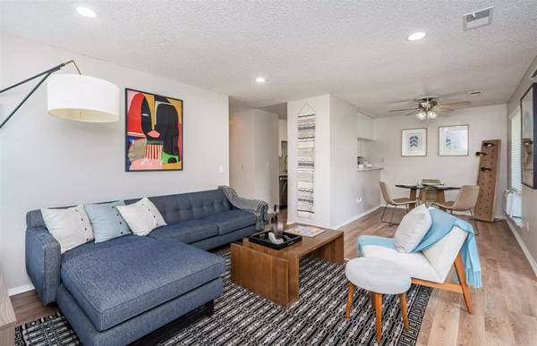 2BR/1BA Townhouse on Lakeville Cir · Petaluma photo 4