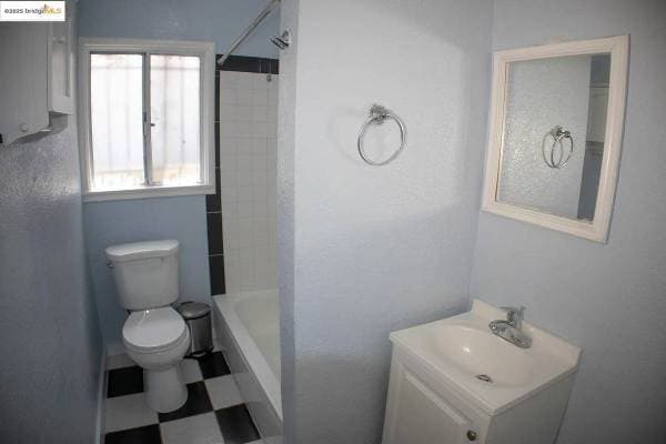 2BR/1BA Duplex · Oakland photo 1
