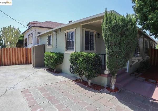 2BR/1BA Duplex · Oakland photo 2