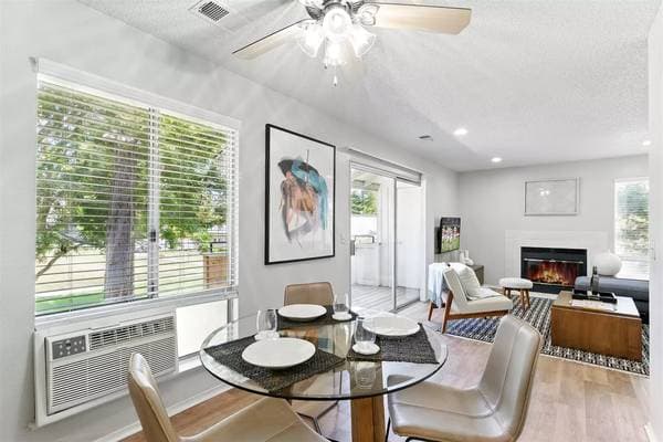 2BR/1BA Apartment on Lakeville Cir · Petaluma photo 4