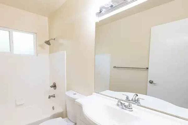 Sandalwood Apartments photo 5