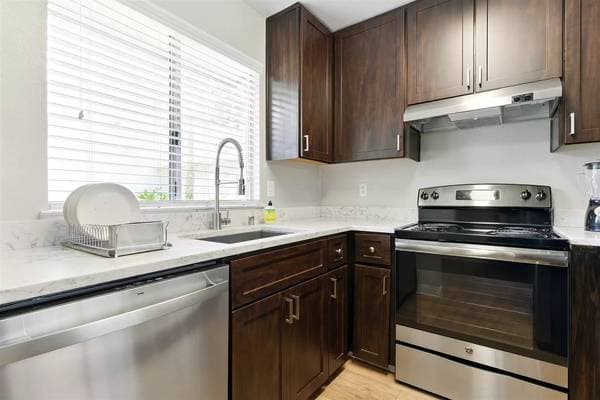 2BR/1BA Apartment on Lakeville Cir · Petaluma photo 4