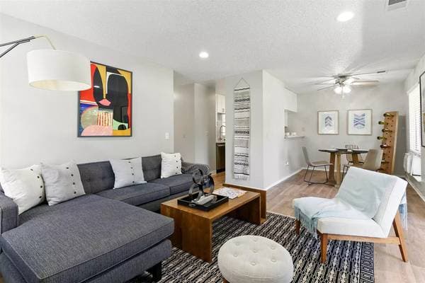 2BR/1BA Townhouse on Lakeville Cir · Petaluma photo 3