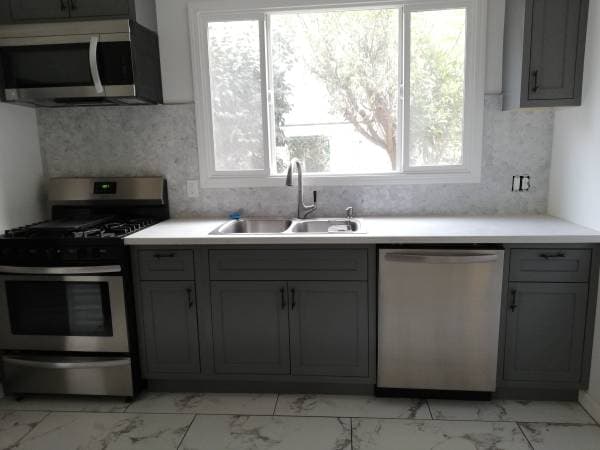 1BR/1BA Duplex on Cleveland St · Oakland photo 1