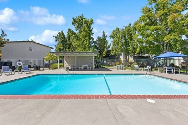 2BR/1BA Apartment · Fairfield photo 4