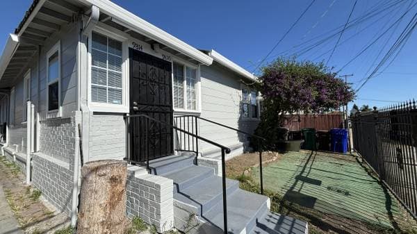 9814 C St Oakland, CA 94603 photo 2