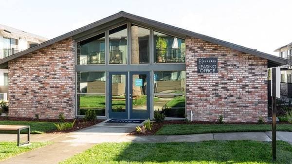 2BR/2BA Apartment on Fairfield Avenue · Fairfield photo 4
