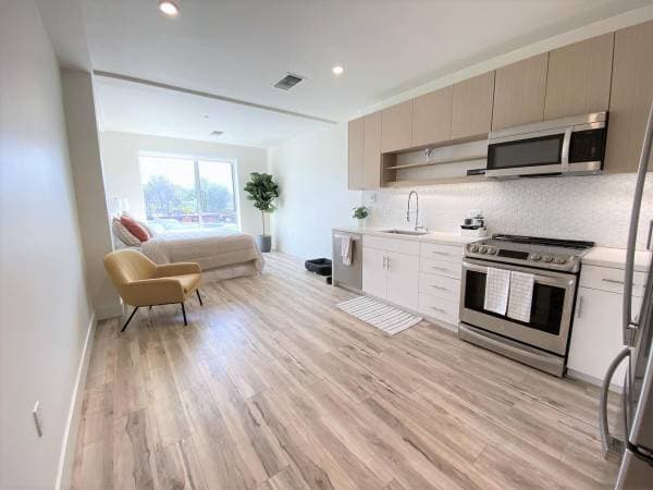 0BR/1BA Apartment on Telegraph Ave. · Oakland photo 3