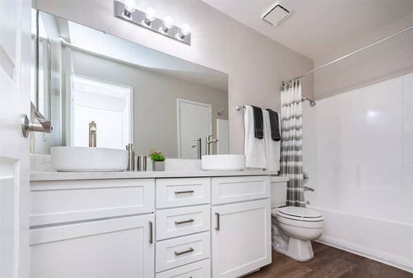 1BR/1BA Townhouse on Lakeville Cir · Petaluma photo 4
