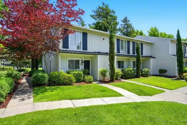 3BR/2BA Apartment on Lakeville Cir · Petaluma photo 4