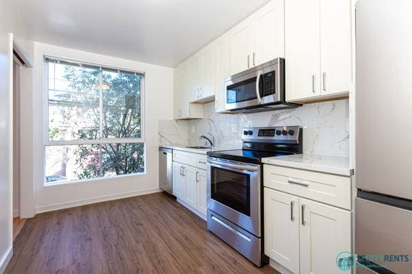 Inner Sunset: Top Floor w/ Optional Parking & Laundry Onsite photo 2