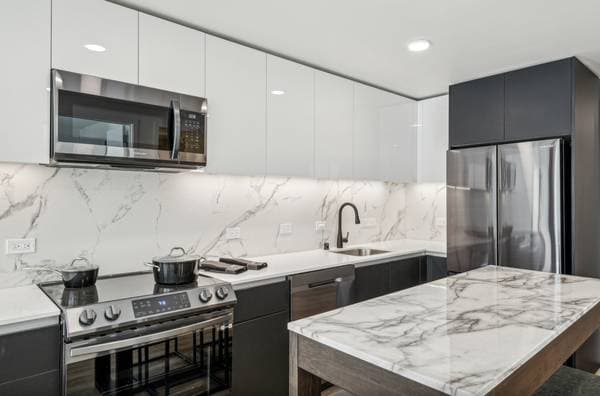 4BR/2BA Apartment on Broadway · Oakland photo 4
