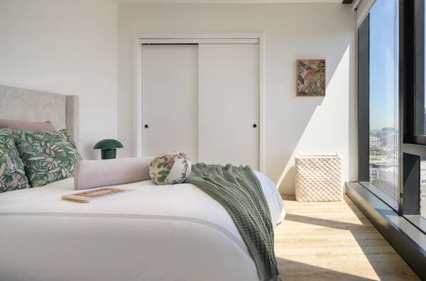 0BR/1BA Apartment on Broadway · Oakland photo 1