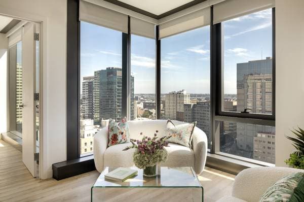 0BR/1BA Apartment on Broadway · Oakland photo 2