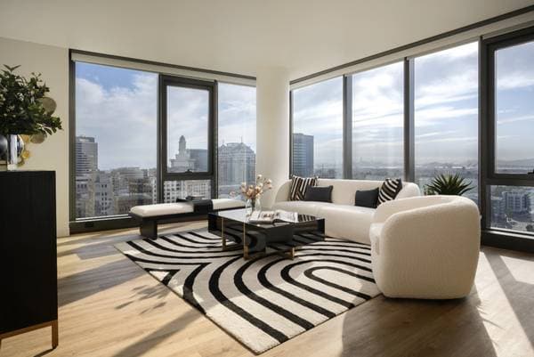 2BR/2BA Apartment on Broadway · Oakland photo 1
