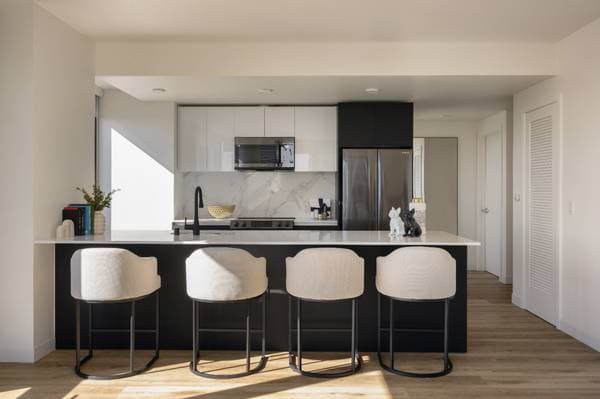 2BR/2BA Apartment on Broadway · Oakland photo 1