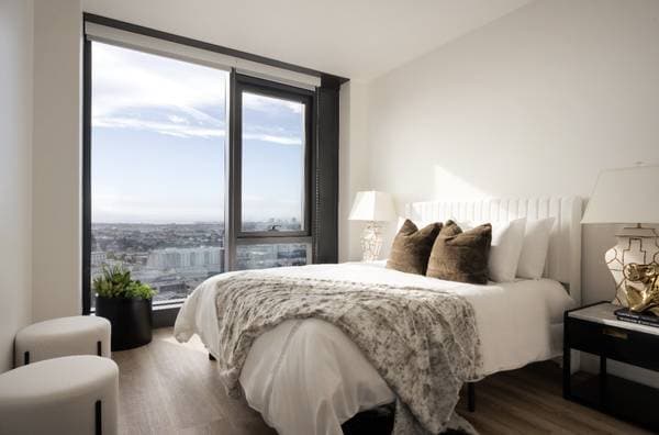 2BR/2BA Apartment on Broadway · Oakland photo 4