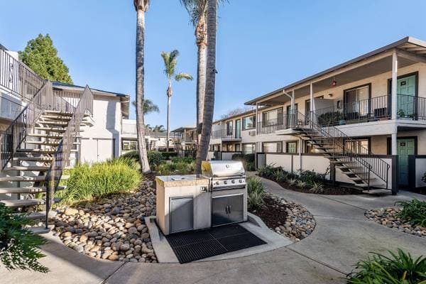 2BR/1BA Apartment on Hollis Avenue · Campbell photo 3