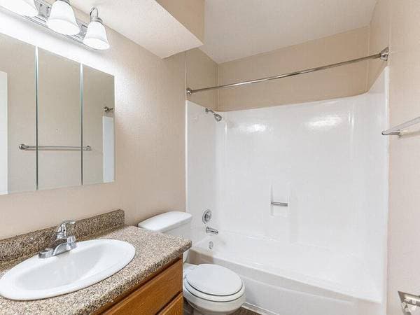 2BR/1BA Apartment on Peach Tree Drive · Fairfield photo 3