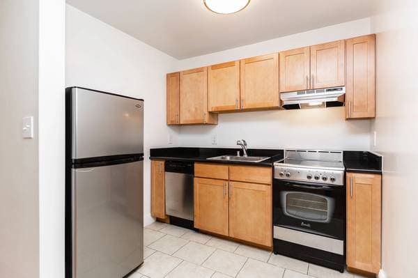 Fantastic Noe Location! 2br/1ba Garden Unit! Yard! Laundry! Rent Controlled! - Progressive photo 3