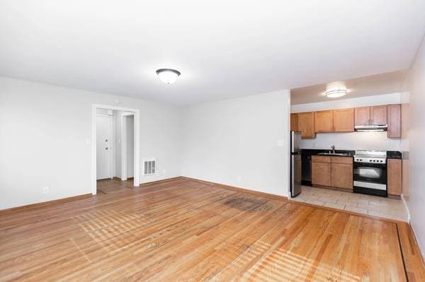 Fantastic Noe Location! 2br/1ba Garden Unit! Yard! Laundry! Rent Controlled! - Progressive photo 4