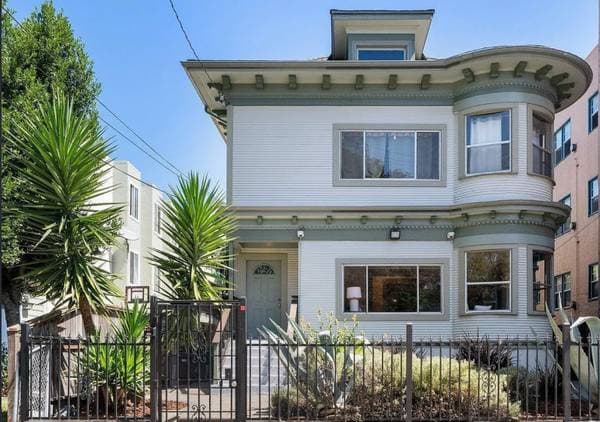 2BR/1BA Flat on 37th Street · Oakland photo 1