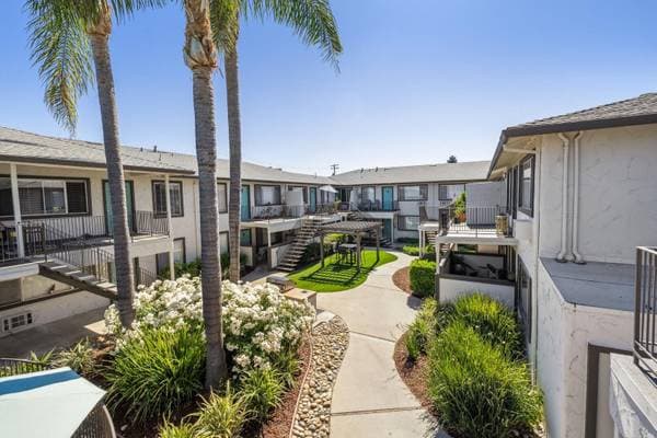 2BR/1BA Apartment on Hollis Avenue · Campbell photo 5
