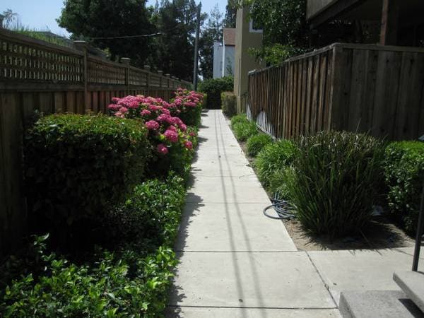 2BR/2BA Townhouse on Klamath Avenue · Burlingame photo 2