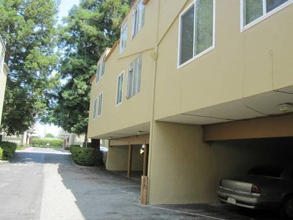 2BR/2BA Townhouse on Klamath Avenue · Burlingame photo 3