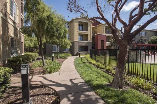 2BR/2BA Apartment on Valle Vista Ave · Vallejo photo 3